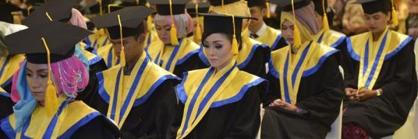 harga baju toga wisuda